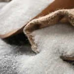 चीनी स्टॉक लिमिट सरकार के फैसले के बाद बोरियों में रखी चीनी का गोदाम
