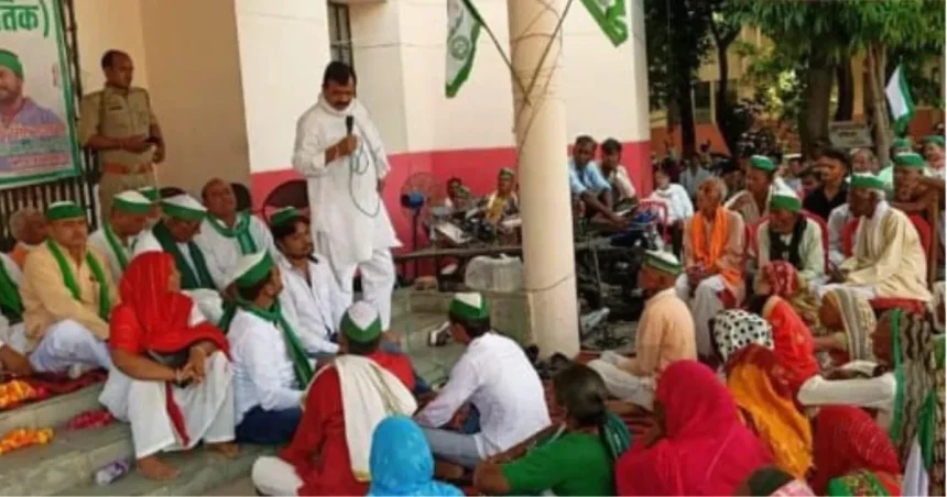 यूपी किसान फसल मुआवजा के लिए आवेदन करते किसान