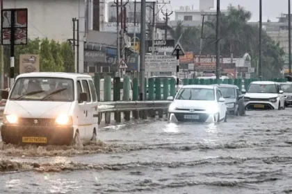 यूपी में बारिश का कहर, सड़कों पर भरा पानी