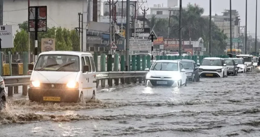 यूपी में बारिश का कहर, सड़कों पर भरा पानी