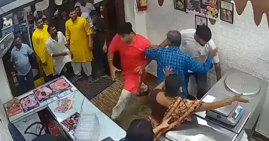 वडोदरा गणेश चंदा विवाद में चोखंडी इलाके में दो गुटों में हुई झड़प का दृश्य।