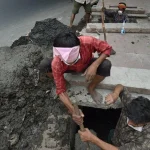 वाराणसी सीवर लाइन में बालू की बोरियां