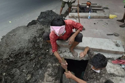वाराणसी सीवर लाइन में बालू की बोरियां
