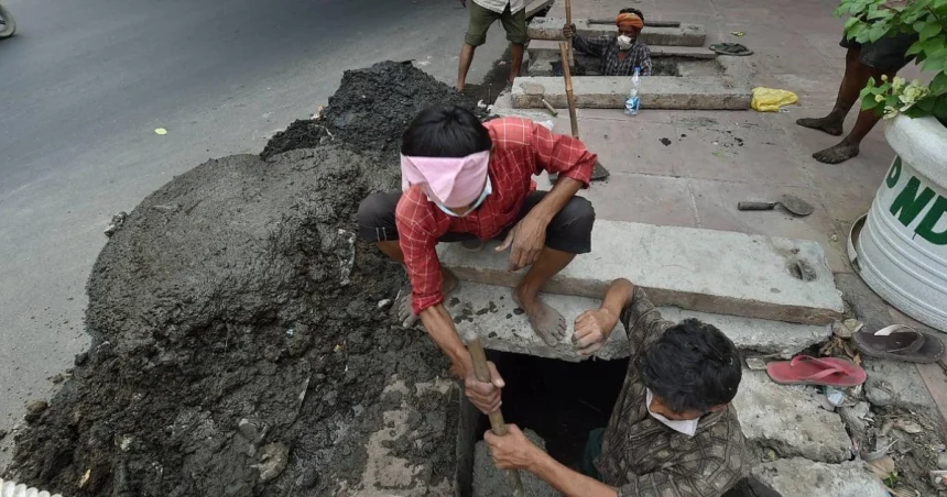 वाराणसी सीवर लाइन में बालू की बोरियां