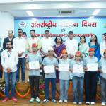 बाल अधिकार संरक्षण आयोग के कार्यक्रम में सम्मानित बालिकाएं