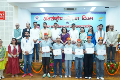 बाल अधिकार संरक्षण आयोग के कार्यक्रम में सम्मानित बालिकाएं