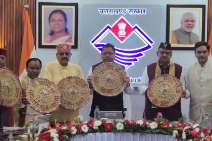बनबसा कैबिनेट बैठक स्थल पर पहुंचे मुख्यमंत्री पुष्कर सिंह धामी का फूल मालाओं से स्वागत