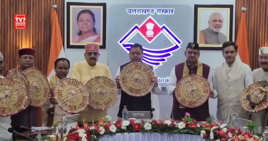 बनबसा कैबिनेट बैठक स्थल पर पहुंचे मुख्यमंत्री पुष्कर सिंह धामी का फूल मालाओं से स्वागत