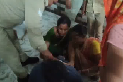 बाराबंकी में युवक की पिटाई के मामले में पुलिस से कार्रवाई की मांग
