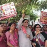 बदायूं में प्रदर्शन करती भाजपा महिला मोर्चा की कार्यकर्ता