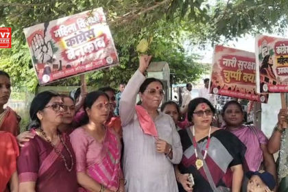 बदायूं में प्रदर्शन करती भाजपा महिला मोर्चा की कार्यकर्ता