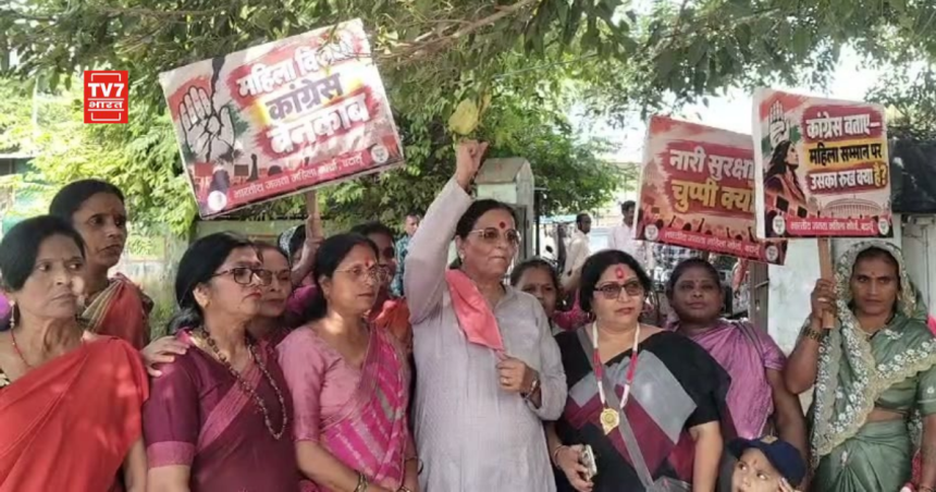 बदायूं में प्रदर्शन करती भाजपा महिला मोर्चा की कार्यकर्ता