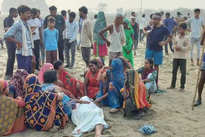 कानपुर रोटावेटर हादसा: लालपुर गांव में खेत की जुताई वाली जगह पर मौजूद पुलिस और ग्रामीण