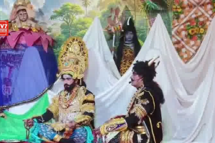 लोहाघाट रामलीला का दीप प्रज्ज्वलन कर शुभारंभ करते अतिथि