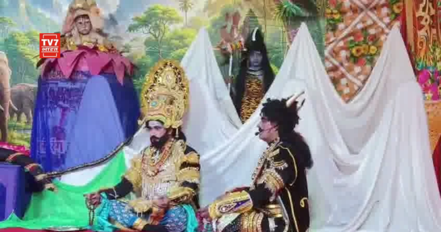 लोहाघाट रामलीला का दीप प्रज्ज्वलन कर शुभारंभ करते अतिथि
