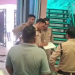 मंगलौर में महिला पर हमले के बाद नाथूखेड़ी गांव में जांच करती पुलिस