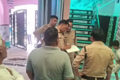 मंगलौर में महिला पर हमले के बाद नाथूखेड़ी गांव में जांच करती पुलिस
