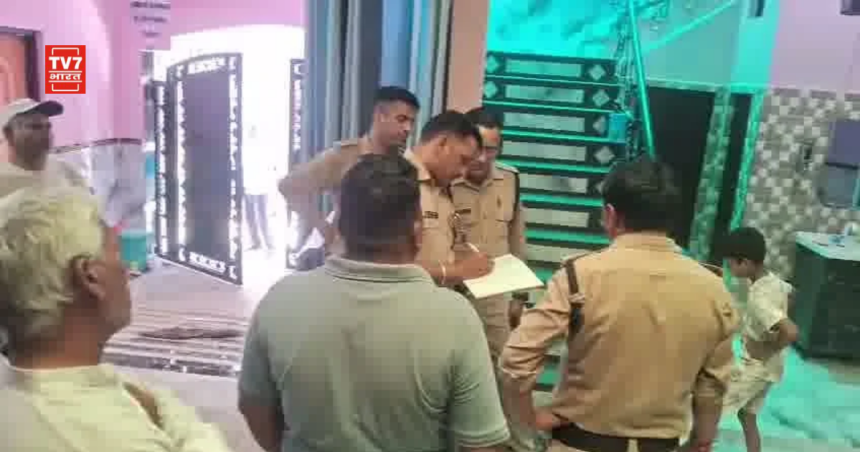 मंगलौर में महिला पर हमले के बाद नाथूखेड़ी गांव में जांच करती पुलिस