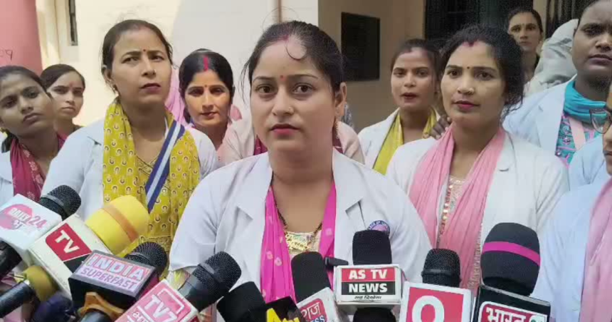 रामपुर CMO कार्यालय पर ANM कार्यकर्ताओं का विरोध प्रदर्शन