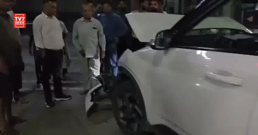 रुड़की कार हादसे के बाद सोलानी पुल पर रुकी i20 कार और जमा भीड़