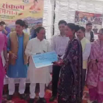 तलाड़ में बहुउद्देशीय शिविर में अधिकारियों को समस्याएं बताते ग्रामीण