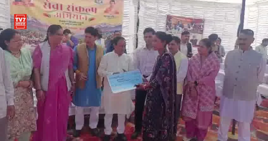 तलाड़ में बहुउद्देशीय शिविर में अधिकारियों को समस्याएं बताते ग्रामीण