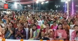 टनकपुर दशहरा महोत्सव में श्रीमद्भागवत कथा सुनते और सांस्कृतिक कार्यक्रम का आनंद लेते श्रद्धालु