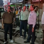 उरई सफाई अभियान के दौरान शहर का निरीक्षण करते डीएम समीर